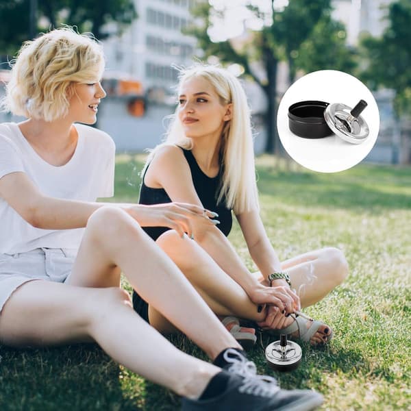 3 stängda askkoppar med svängfunktion, vindaskkopp med lock