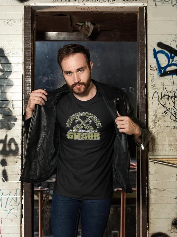 Svart - T-shirt - Underskatta aldrig en kille som spelar gitarr Svart M Medium