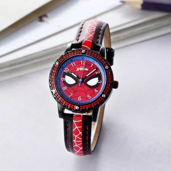 Spider-Man Lysende Vanntett Analog Klokke, en flott bursdagsgave til barn. Svart A A