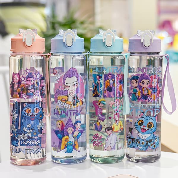 700 ml K-Pop Devil Hunter-tema vannflaske med sugerør og flipptopp, et bærbart hydreringskrus perfekt for reise, trening og som gave. Hvit-3 White-3