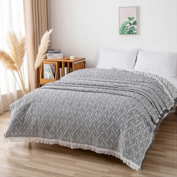 Multifunktionelt sengetæppe eller sofaplaid, gråt og hvidt sammenvævet sofatæppe med pomponer 180 x 230 cm grå + hvid