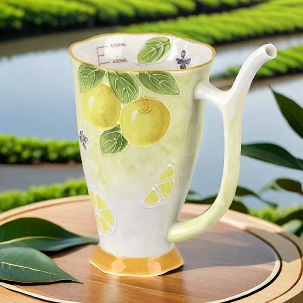 Käsinmaalattu keraaminen kuppi sisäänrakennetulla pillillä, 500 ml, sopii kaikille juomille, kuten kahville, maidolle ja kukkaisteelle. Lahjaidea. lemon color