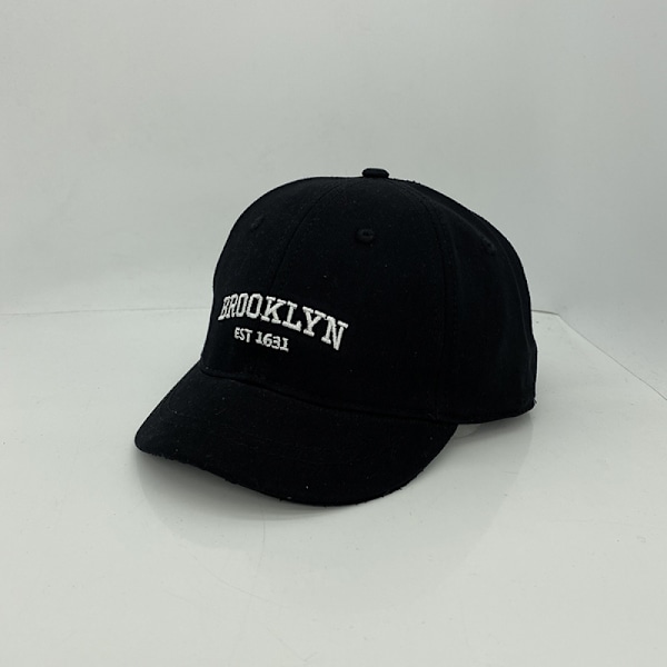Broderad text kort skärm keps för män och kvinnor Adjus Black