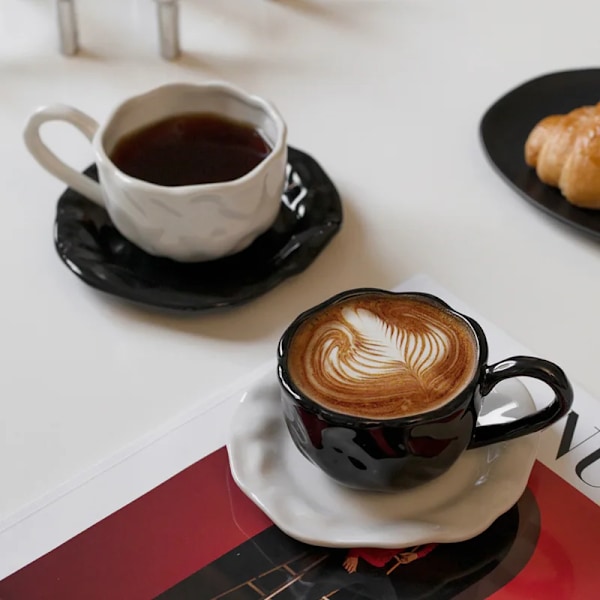 Modern Enfärgad Plisserad Keramisk Kaffemugg med Fat Eftermiddagste Dessertdryck Mugg Hem Tekopp Teservis Mugg Födelsedagspresent White