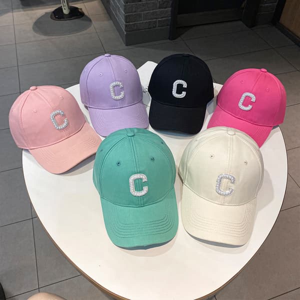 Justerbar baseballcaps med C-bokstav i rhinstein Light Beige