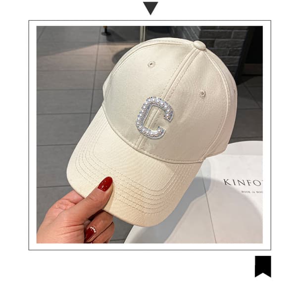 Justerbar baseballcaps med C-bokstav i rhinstein Light Beige