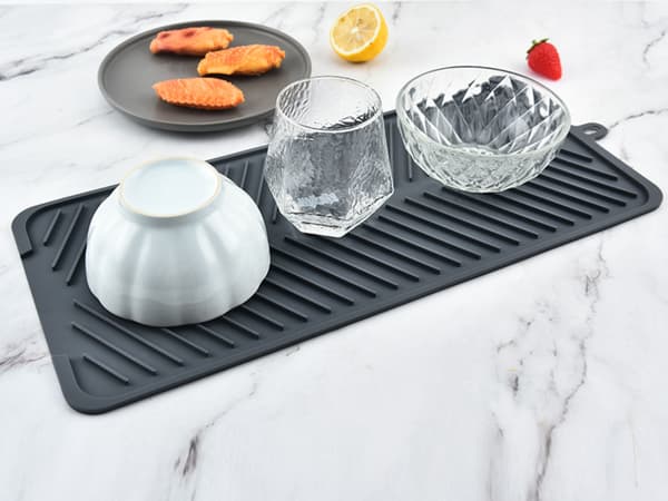 Silikoninen tiskialusta toimii kattiloille, pannuille ja veitsille