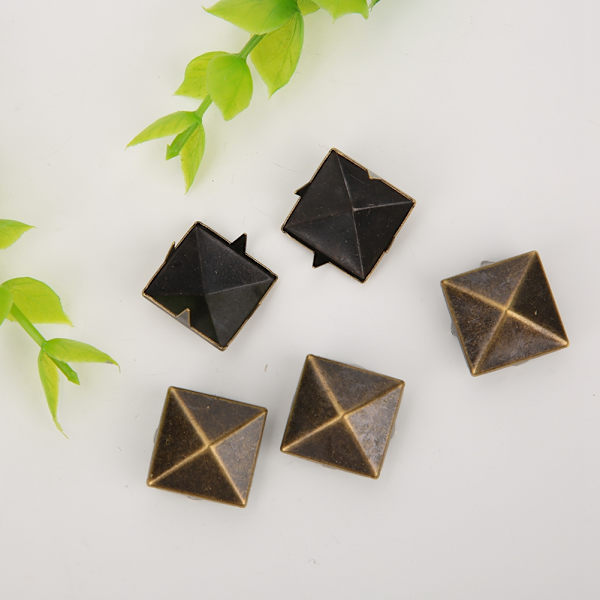 100 st fyrkantiga pyramidpunknitar 4 klor metallnitar för armband kläder skor handväska brons 10 mm