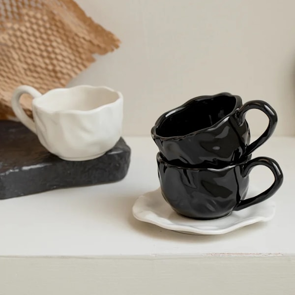 Modern Enfärgad Plisserad Keramisk Kaffemugg med Fat Eftermiddagste Dessertdryck Mugg Hem Tekopp Teservis Mugg Födelsedagspresent White