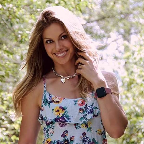 PAKETTI 3 Pehmeää Silikoniranneketta Fitbit Versa 2 / Fitbit Versa / Fitbit Versa Lite Classic - Säädettävät Urheilurannekkeet Naisille ja Miehille Pieni ja Suuri (Ilman Seuraajaa)