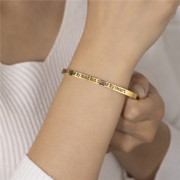 Trendigt 4mm armband i rostfritt stål med fin text