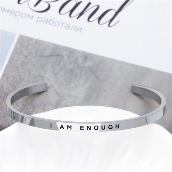 Trendigt 4 mm armband i rostfritt stål med fin text
