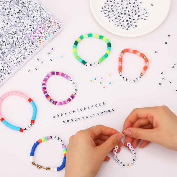 1820 stykker bogstavperler sæt, 28 stilarter alfabetperler farverige smiley-perler hjerteperler til armbånd og smykkefremstilling Whtie