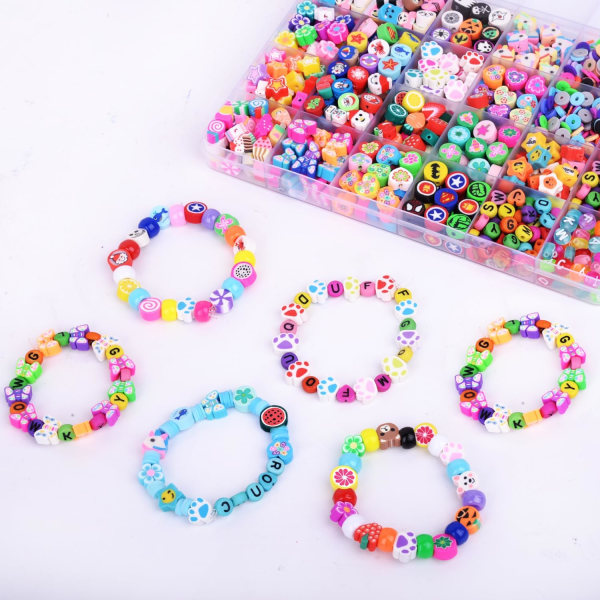 1000PCS Polymer Clay Beads Armbånd Making Kit, 24 Style Søte Morsomme Perler Frukt Blomst Dyr Kake Sommerfugl Hjerte Perler Charms for Smykker Halskjede Ea