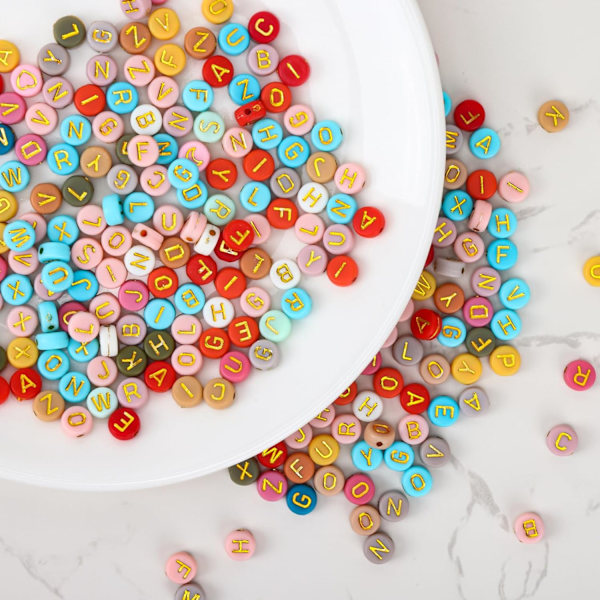 1820 kpl kirjainhelmiä rannekoruihin, 28 tyyliä aakkoshelmiä värikkäitä sydänhelmiä rannekoruihin ja korujen valmistukseen (4x7 mm, värikäs ja kultainen) Colorful