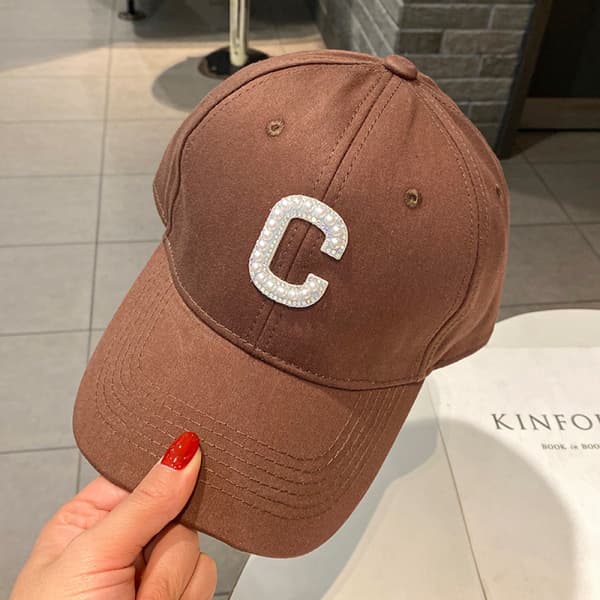 Justerbar baseballcaps med C-bokstav i rhinstein Brown