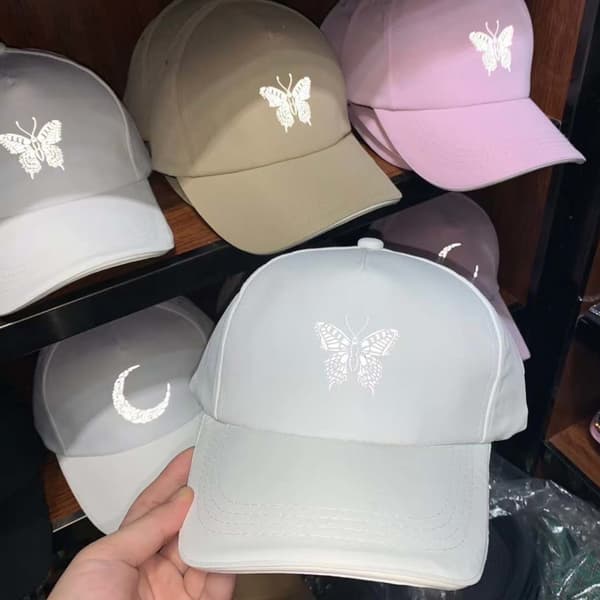 Reflekterende sommerhat til kvinder med sommerfugle - fire sæsoner - all-match casual White