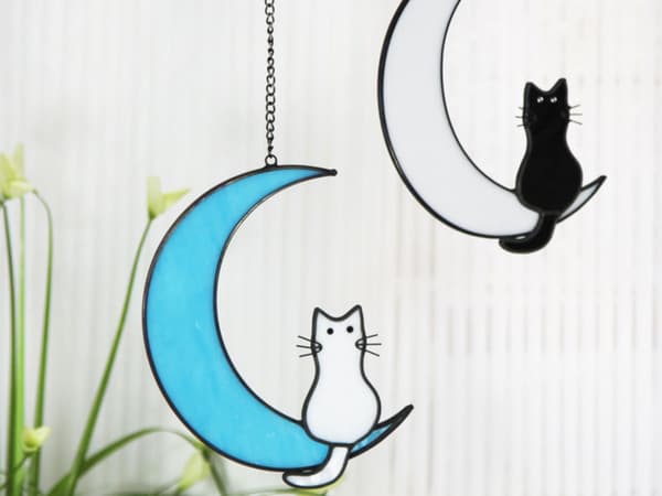Vit katt på blå måne målat glasfönsterhänge solfångare
