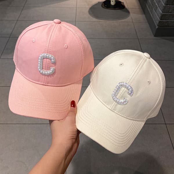 Justerbar baseballcaps med C-bokstav i rhinstein White