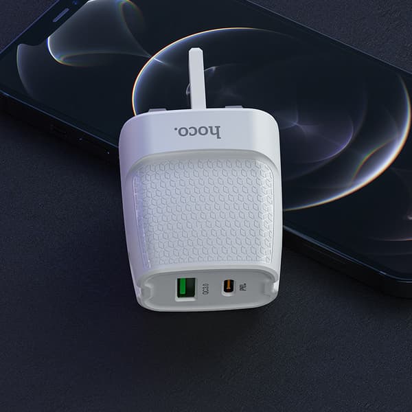 hoco. C85B Yilang dual-port PD20W+QC3.0 oplader egnet til