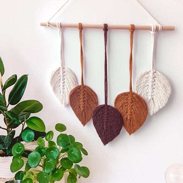 Makramee seinävaate - Höyhenseinäkoriste - Boho kudottu lehti