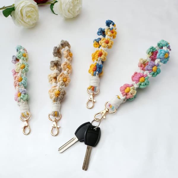 Macrame nøglering Håndlavet håndledsrem nøglering Håndledsrem til nøgler Sød blomst nøglering Nøglering til kvinder Multicolour1