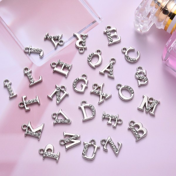 26 stk Legering Letter vedhæng DIY engelsk alfabet med rhinsten Ornament Smykkefremstilling tilbehør