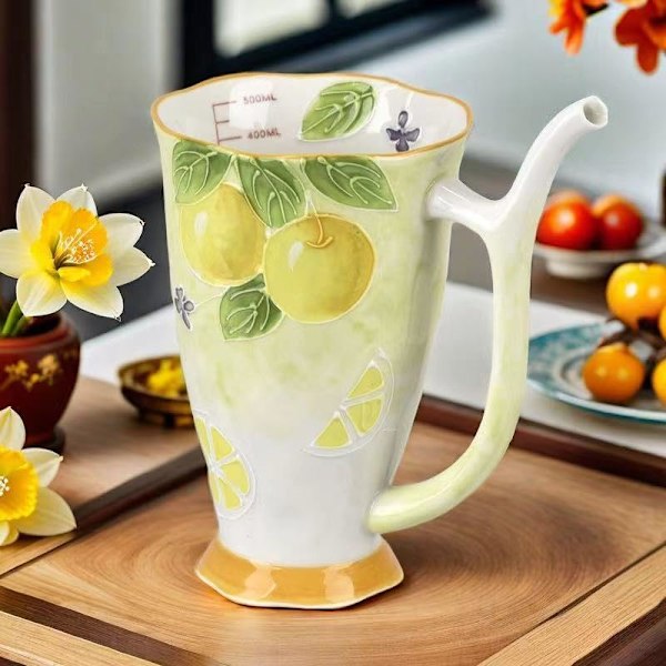 Käsinmaalattu keraaminen kuppi sisäänrakennetulla pillillä, 500 ml, sopii kaikille juomille, kuten kahville, maidolle ja kukkaisteelle. Lahjaidea. lemon color