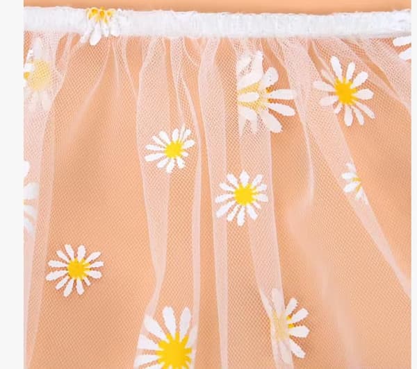 Hvidt trykt myggenet til klapvogn i polyester med tusindfryd- og stjerneprint. Elastisk åndbart insektnet passer til klapvogne, vugger, biler