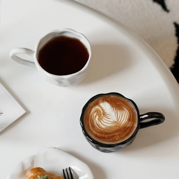 Modern Enfärgad Plisserad Keramisk Kaffemugg med Fat Eftermiddagste Dessertdryck Mugg Hem Tekopp Teservis Mugg Födelsedagspresent White