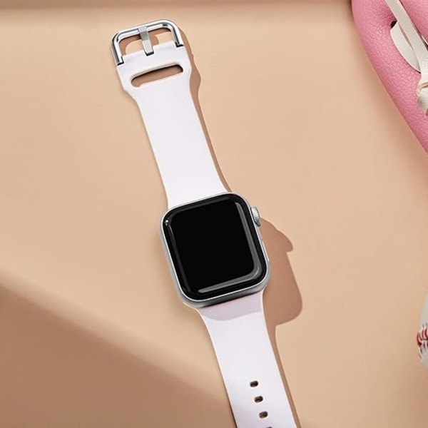Sportband Kompatibel med Apple Watch Armband 49mm 46mm 45mm 44mm 42mm, Mjukt Silikonarmband med Klassiskt Spänne för iWatch White