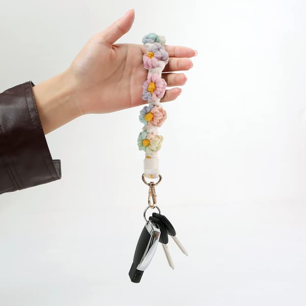 Macrame nøglering Håndlavet håndledsrem nøglering Håndledsrem til nøgler Sød blomst nøglering Nøglering til kvinder Multicolour1