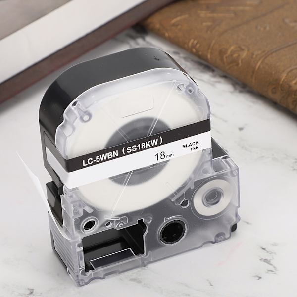 Termisk printtape skoleartikler sort på hvid 18mm til KING JIM / EPSON etiketmaskine