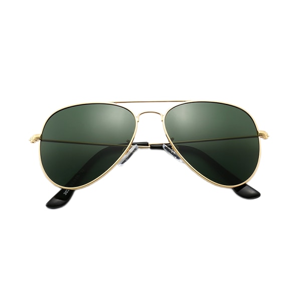Klassiska Aviator solglasögon för män och kvinnor som kör bil