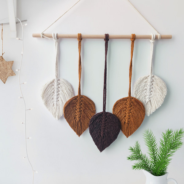 Makramee seinävaate - Höyhenseinäkoriste - Boho kudottu lehti