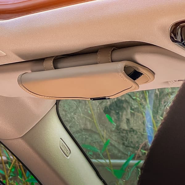 Solbrilleholder for bilens solskjerm, universell auto-brilleholder
