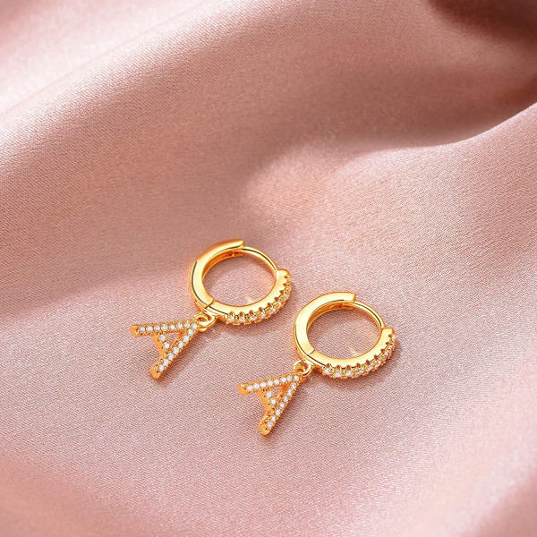 AVEKI 18K Delikat förgylld Pave Cubic Zirconia Brev Charm