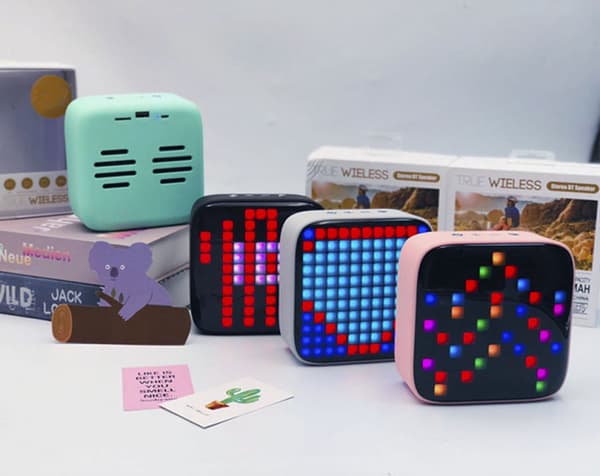 Bluetooth LED Hvit Retro Pixel Høyttaler, 28 Farger, LED Spe