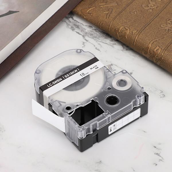 Termisk printtape skoleartikler sort på hvid 18mm til KING JIM / EPSON etiketmaskine