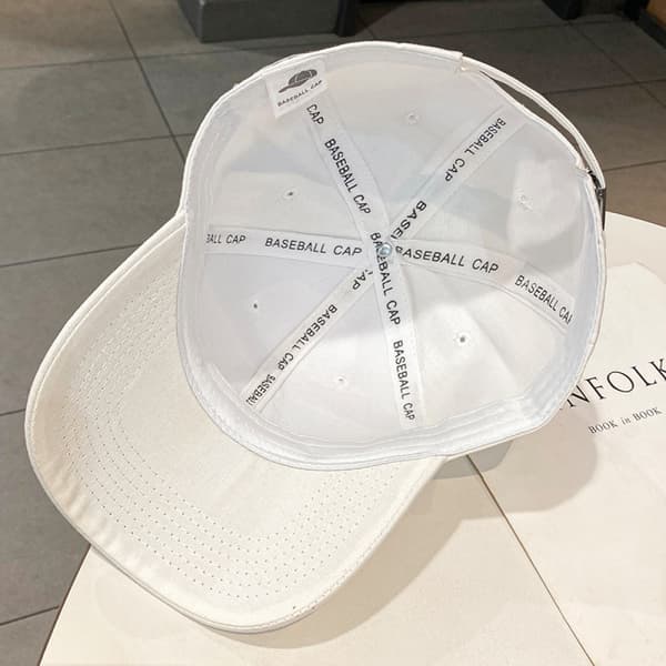 Justerbar baseballcaps med C-bokstav i rhinstein Light Beige