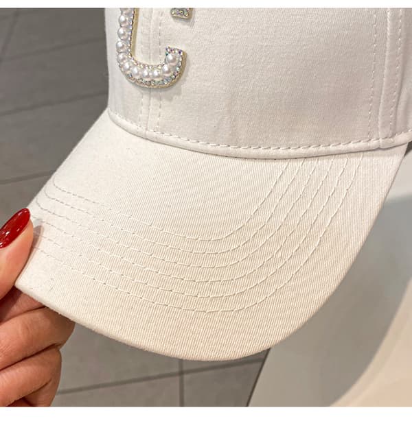 Justerbar baseballcaps med C-bokstav i rhinstein Red