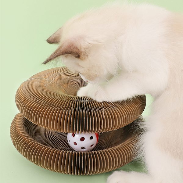 Kattklösbräda med intressant orgelform, magnetisk kattslipklo, kattklösbräda med mörkt träkorn, kattunge, orgel, kattklösbräda