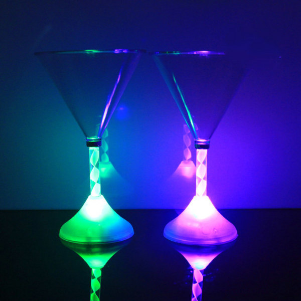 LED-valoa säteilevät vilkkuvat viinilasit, cocktailviinin hehkuvat pikarit (5 kpl)