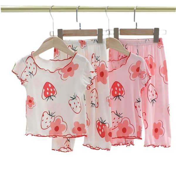 Tyttöjen ohuet pyjamat mansikkakuviolla, S (valkoinen)