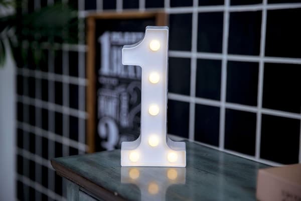LED-kirjainvalot, aakkosvalokyltti yövalolle kotiin