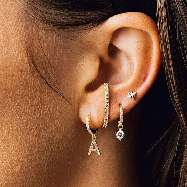 AVEKI 18K Delikat förgylld pavé Cubic Zirconia bokstavsberlock