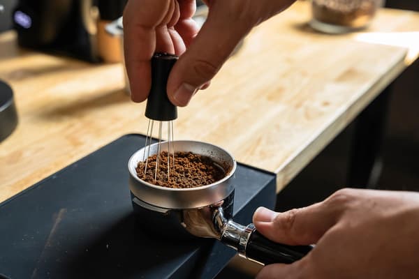 Professionel 9-bens espressodistributionsrører med magnetisk base og stativ, barista-brug, sort