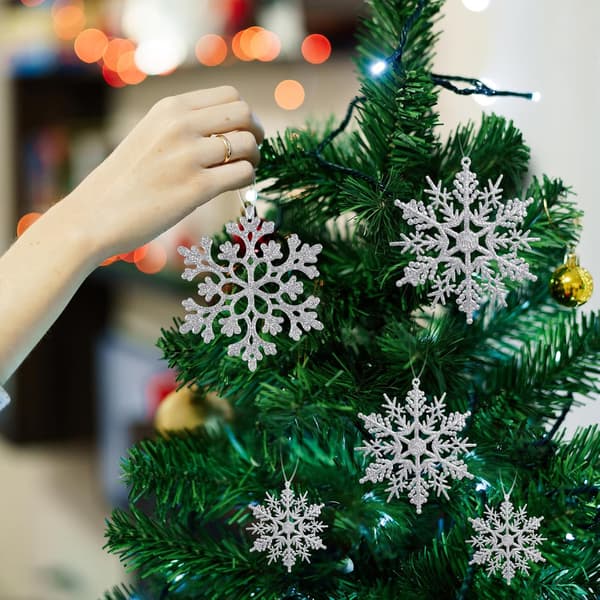 36 st silverglittrande snöflingeornament, 4 storlekar 2 mönster hängande snöflingor i plast för julgran vinterlandskap fruset silver