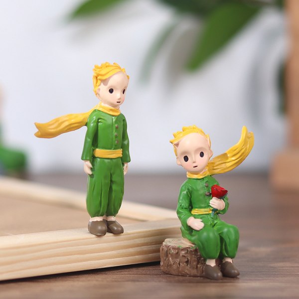 Söt liten prins miniatyrprydnad i tecknad stil, kreativ H