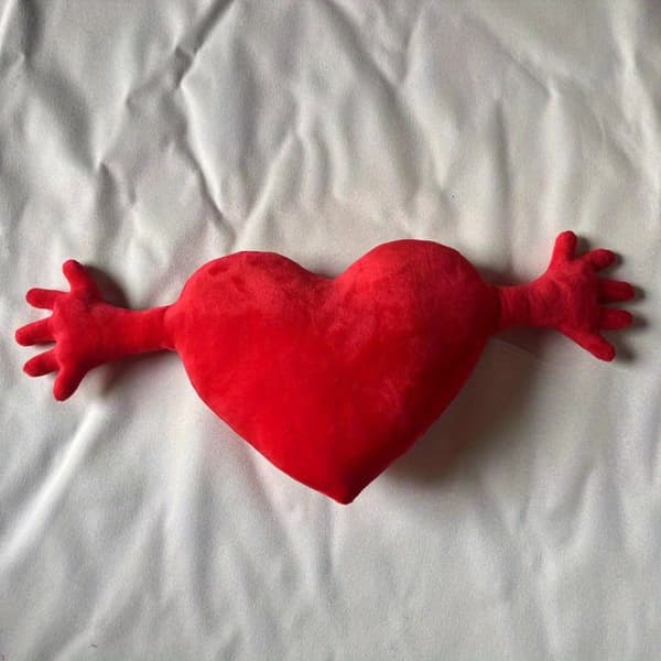 En romantisk hjerteformet pyntepute, perfekt for å dekorere sengetepper og sofaer. Red